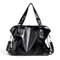 Sac hobo noir en cuir végan lustré, de face, anses rivetées et bandoulière amovible à mousquetons
