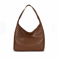 Hobo en cuir végan marron vu de face, anse d'épaule unique et bandeau bas rapporté surpiqué