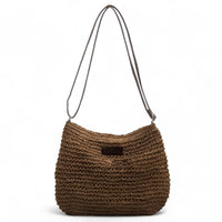 Sac seau en paille crochetée brun foncé, bandoulière fine réglable et petite étiquette cousue