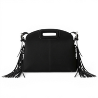 Franges latérales et poignée découpée, ce sac noir en suédine se présente de face