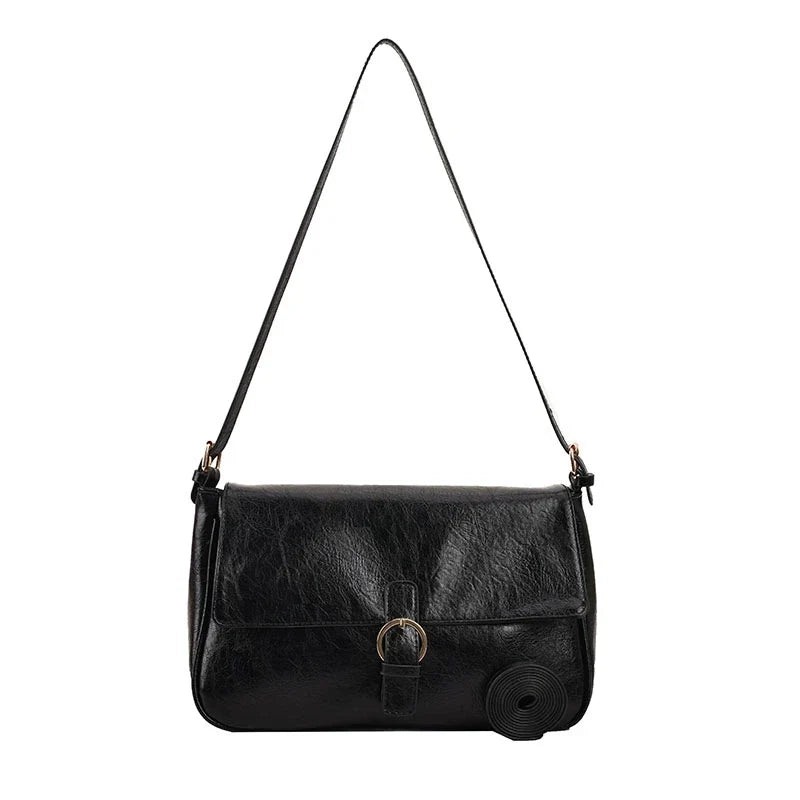 Besace à rabat en cuir végan noir, fermoir à boucle ronde dorée et longue bandoulière réglable