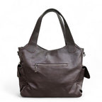 Arrière du sac brun café, zip horizontal centré, base élargie et sangle d'épaule laissée sur le côté
