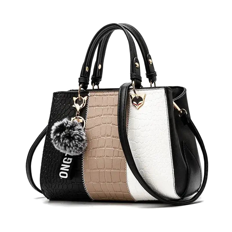 Sac à main tricolore noir, taupe et blanc à écailles croco, anses courtes et pompon en fausse fourrure