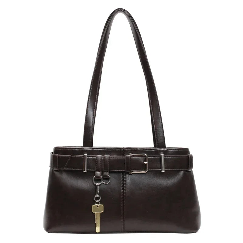 Cuir végan brun café sur ce sac d'épaule vu de face, longue anse et boucle argentée sur la ceinture