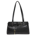 Sac baguette noir en cuir végan lisse, vu de face, ceinture à boucle métal et breloque clé suspendue