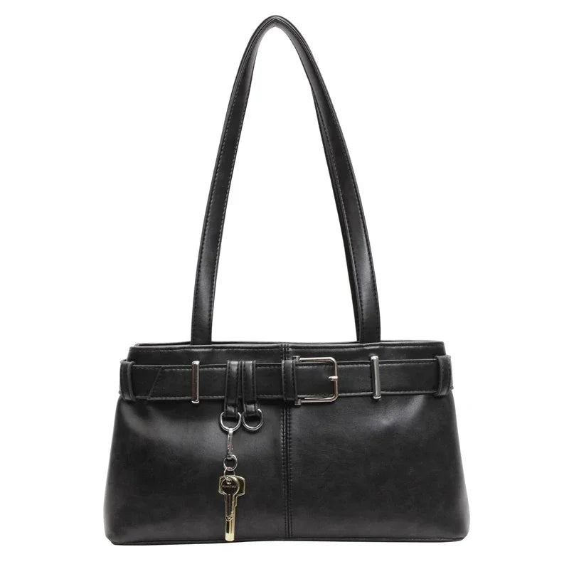 Sac baguette noir en cuir végan lisse, vu de face, ceinture à boucle métal et breloque clé suspendue