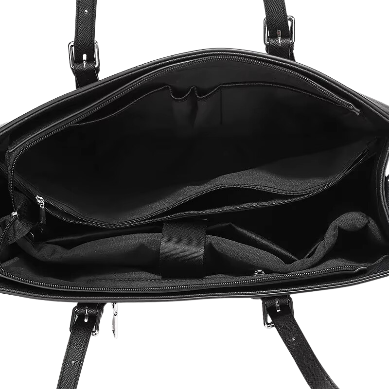 Intérieur entièrement doublé de noir, vaste compartiment central, poche zippée et fond plat