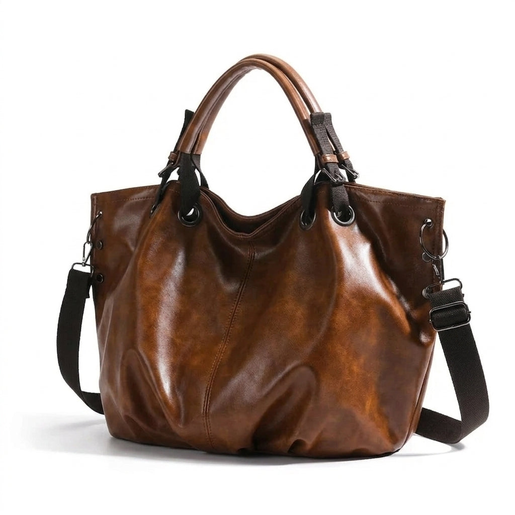 Cuir végan lustré marron sur ce cabas vu de trois quarts, œillets métal et anses doubles