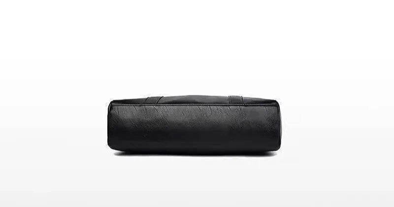 Fond plat du sac vu de dessous, cuir végan noir et coutures d'assemblage sur toute la longueur