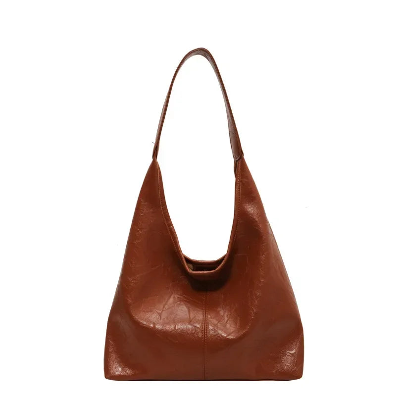 Hobo cognac en cuir végan légèrement lustré, anse courte et surpiqûre centrale, silhouette de face