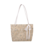 Paille naturelle beige et petites fleurs brodées, cabas de face, ruban de dentelle noué à l'anse