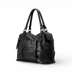 Cuir végan noir plissé, sac vu de trois quarts arrière, glissières latérales et fond souple