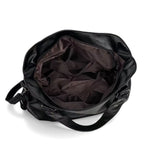 Intérieur doublé de tissu brun, large compartiment ouvert et poche zippée du grand sac noir