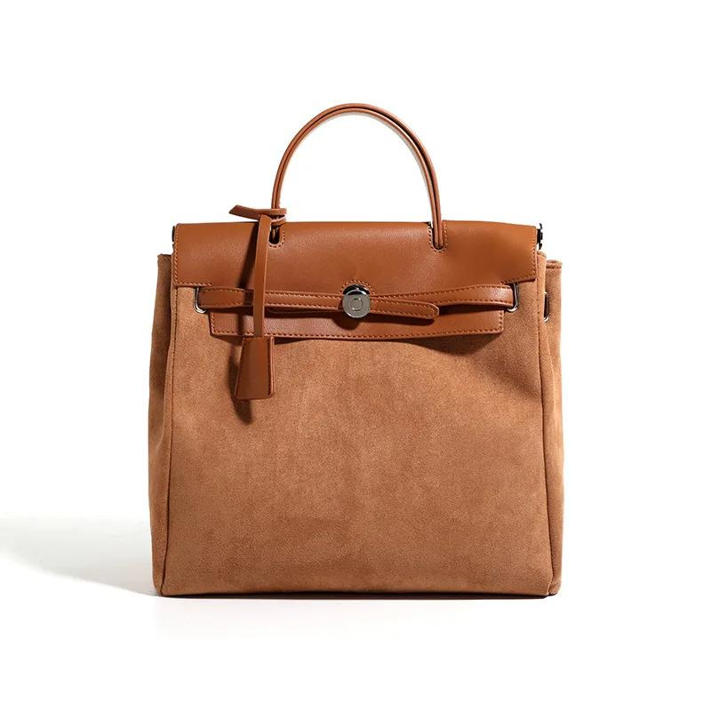 Cabas vintage camel en suédine et cuir végan, sangle centrale à fermoir rond argenté, vu de face