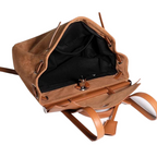 Intérieur ouvert du sac camel, doublure textile noire et rabat rabattu laissant voir le volume