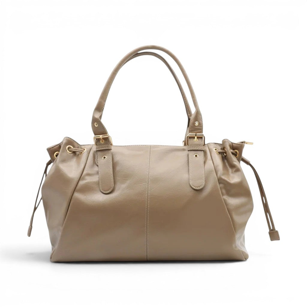 Coloris taupe clair du même sac, vue de face, boucles dorées et surpiqûres apparentes