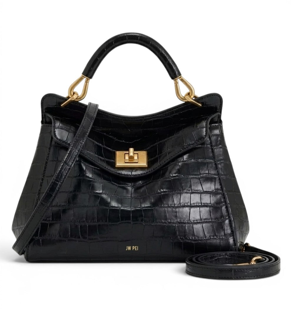 Sac à main trapèze noir effet croco, fermoir tourniquet doré et bandoulière amovible posée à côté