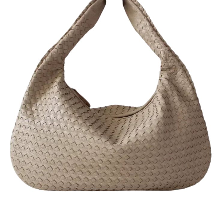 Beige taupe clair, ce hobo tressé est présenté de face, drapé souple sous l'attache de l'anse