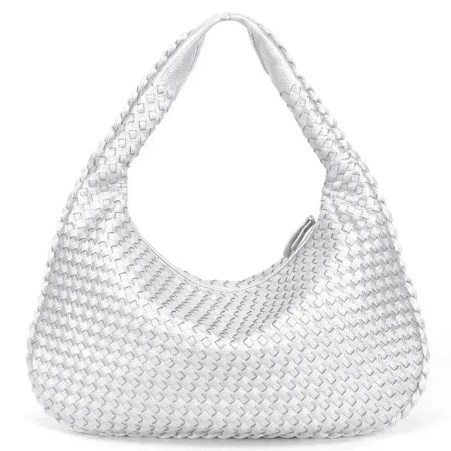 Tressage blanc argenté à reflets nacrés, sac hobo photographié de face sur fond clair