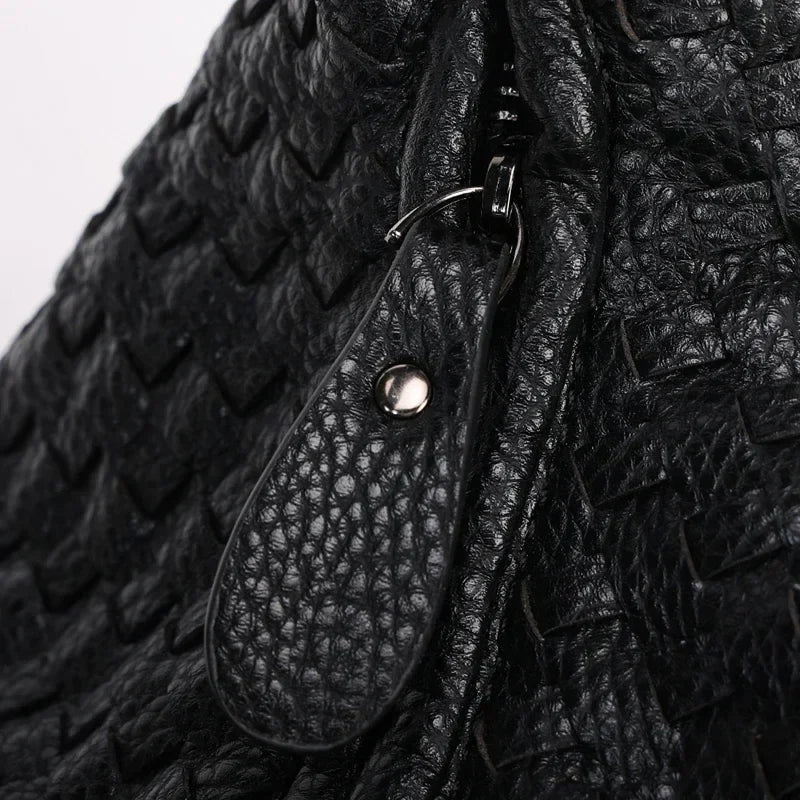 Pochette amovible accrochée par un mousqueton au sac tressé noir, cuir végan grainé
