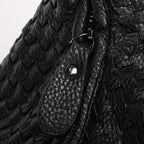 Pochette amovible accrochée par un mousqueton au sac tressé noir, cuir végan grainé