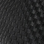 Macro du tressage noir : lanières de cuir végan entrecroisées, grain mat et relief régulier