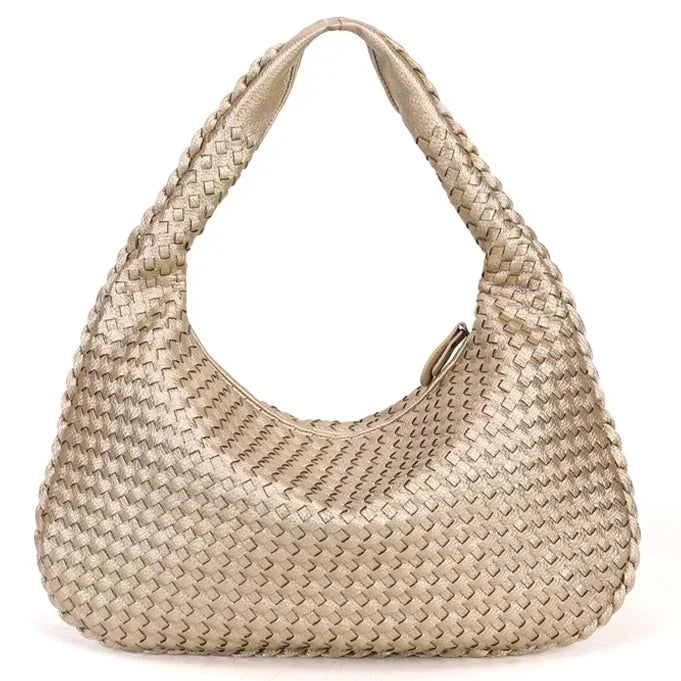 Coloris doré champagne, le hobo tressé se présente de face, anse large et attache discrète