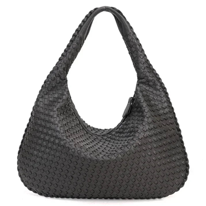 Gris anthracite mat, le sac tressé est vu de face, silhouette en croissant et anse souple