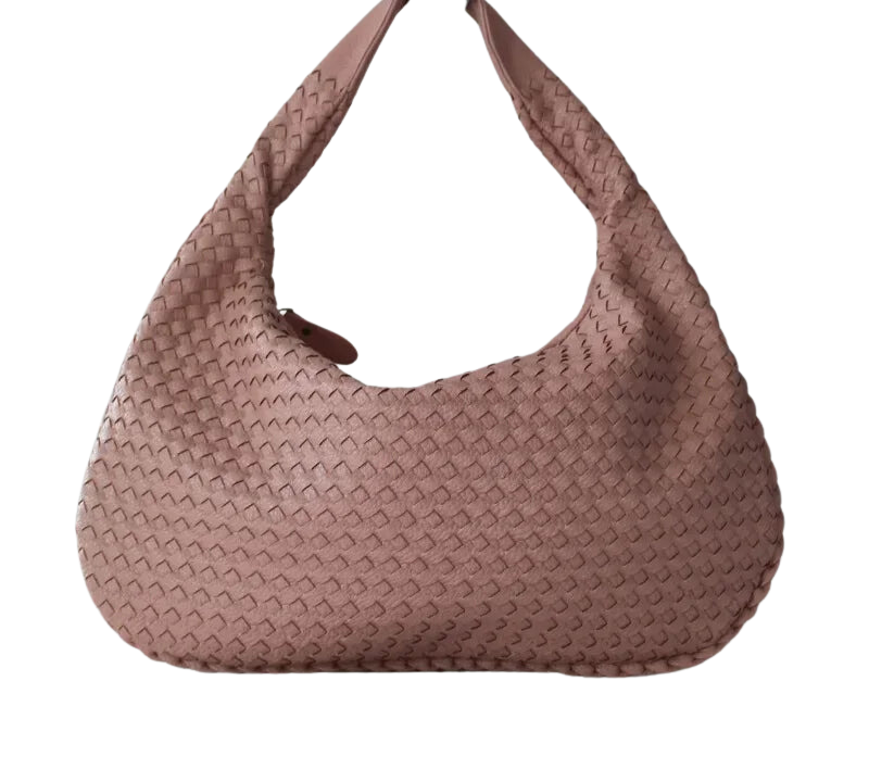 Rose poudré légèrement grisé, le sac tressé est vu de face sur fond blanc, anse unique
