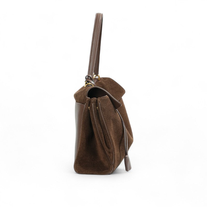 Profil du cabas en suédine chocolat, soufflets latéraux souples et anse plate remontée