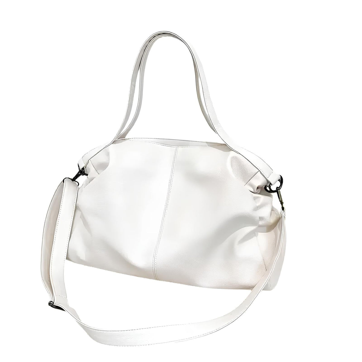 Cuir végan blanc souple pour ce hobo de trois quarts, longue bandoulière détachée posée devant
