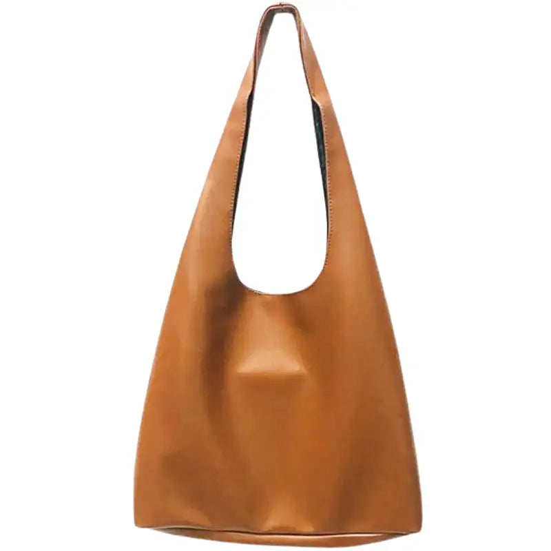 Grand sac hobo caramel en cuir végan, coupe triangulaire et large anse d'épaule, vu de face