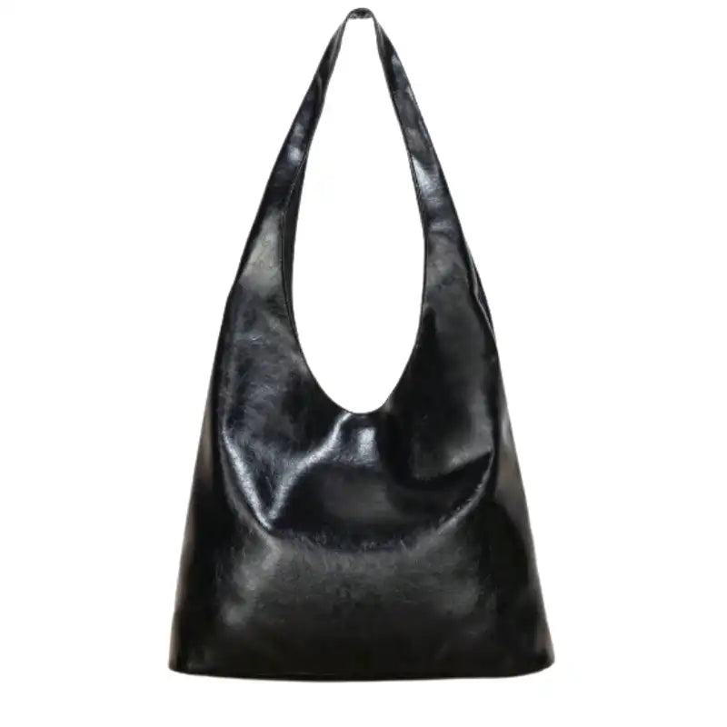 Cuir végan noir lustré pour ce sac hobo trapèze, anse d'épaule intégrée, présenté de face