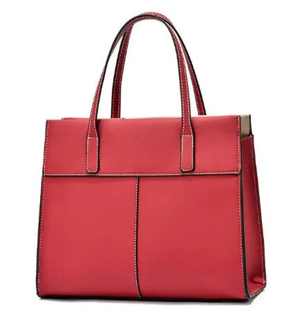 Dos du cabas rouge brique, deux poches plaquées soulignées de surpiqûres blanches contrastées