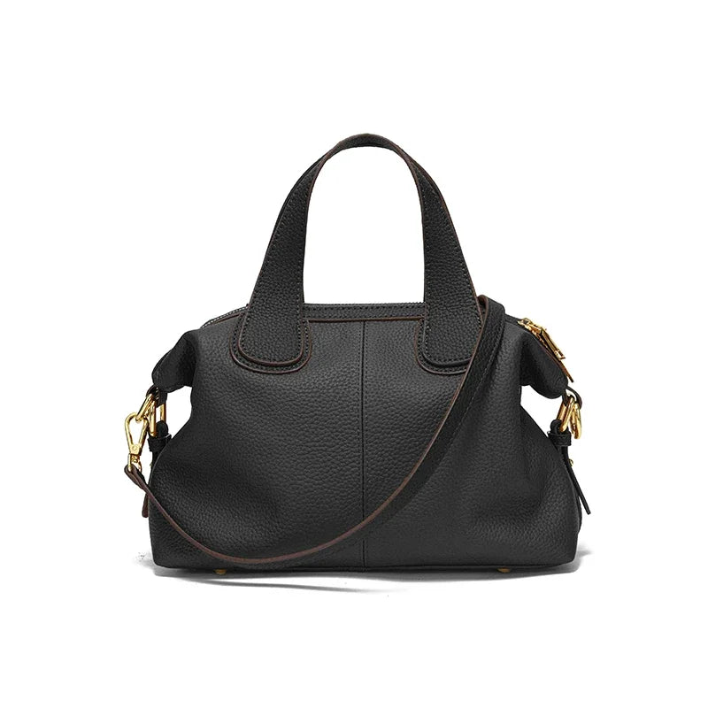Cuir végan grainé noir, silhouette souple à côtés froncés et attaches métal doré, prise de face