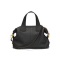 Cuir végan grainé noir, silhouette souple à côtés froncés et attaches métal doré, prise de face