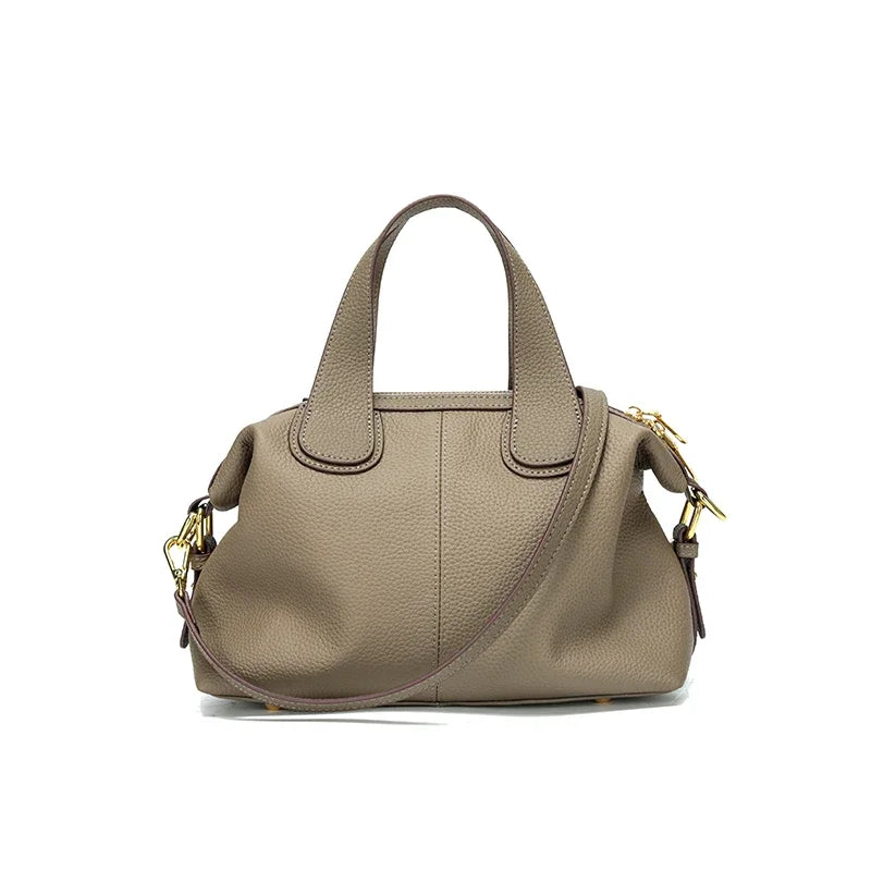 Sac bowling en cuir végan grainé taupe, anses courtes, bandoulière amovible et mousquetons dorés