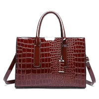 Sac cartable en cuir végan vernis façon croco bordeaux, poignées rigides et bandoulière, vu de face