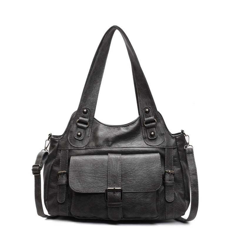 Cuir végan gris anthracite, hobo à large poche à rabat et boucle centrale, photographié de face