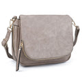 Déclinaison gris taupe du sac à rabat, bandoulière assortie et glissière dorée à l'avant