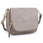Déclinaison gris taupe du sac à rabat, bandoulière assortie et glissière dorée à l'avant