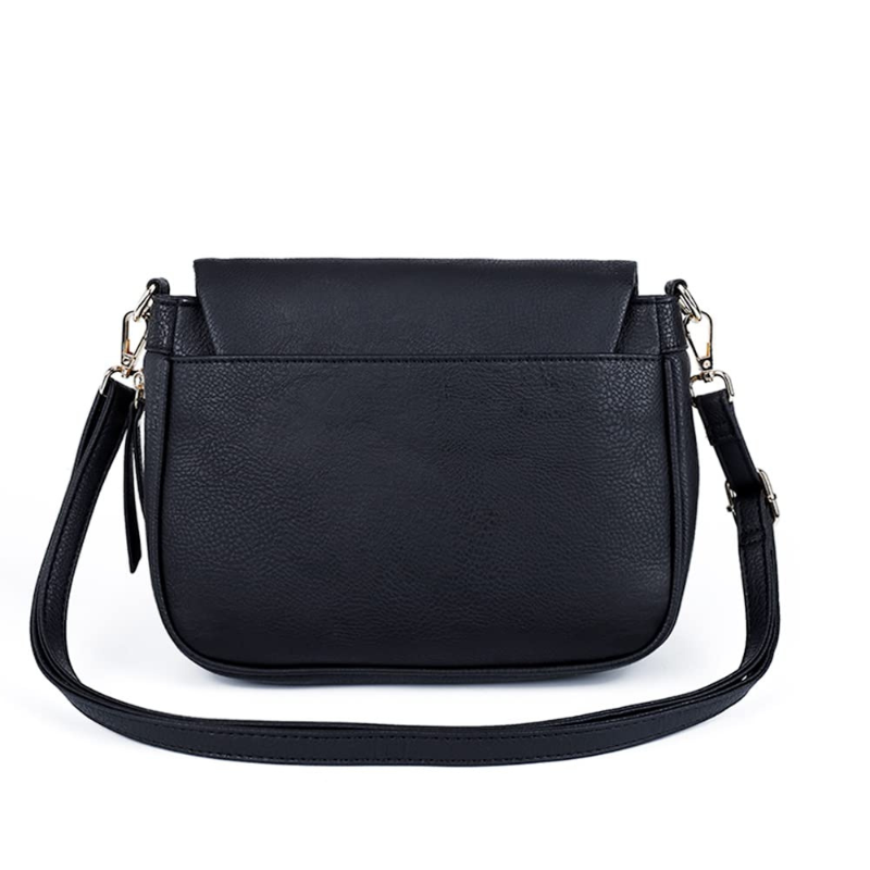 Dos du sac noir, panneau lisse sans poche extérieure, fine bandoulière posée en boucle devant lui
