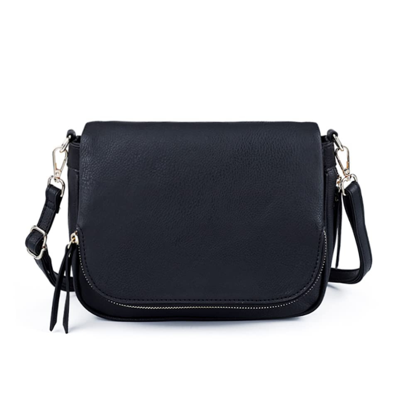 Sac à rabat noir vu de face, ligne épurée, glissière horizontale sous le rabat et sangle amovible