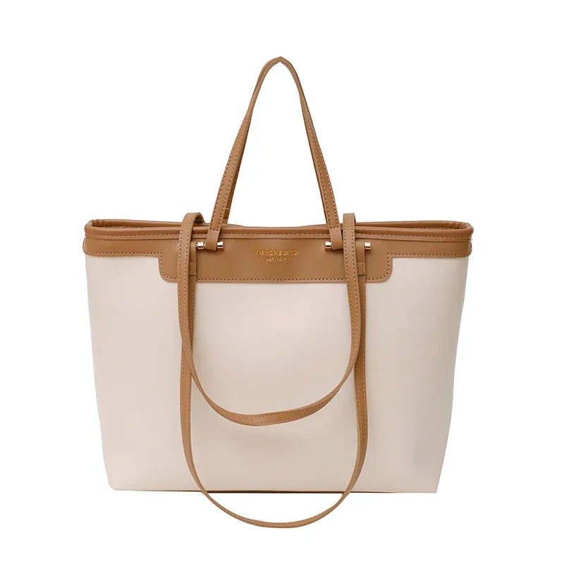 Tote écru bordé de camel, présenté de face avec sa double anse et sa patte estampée dorée