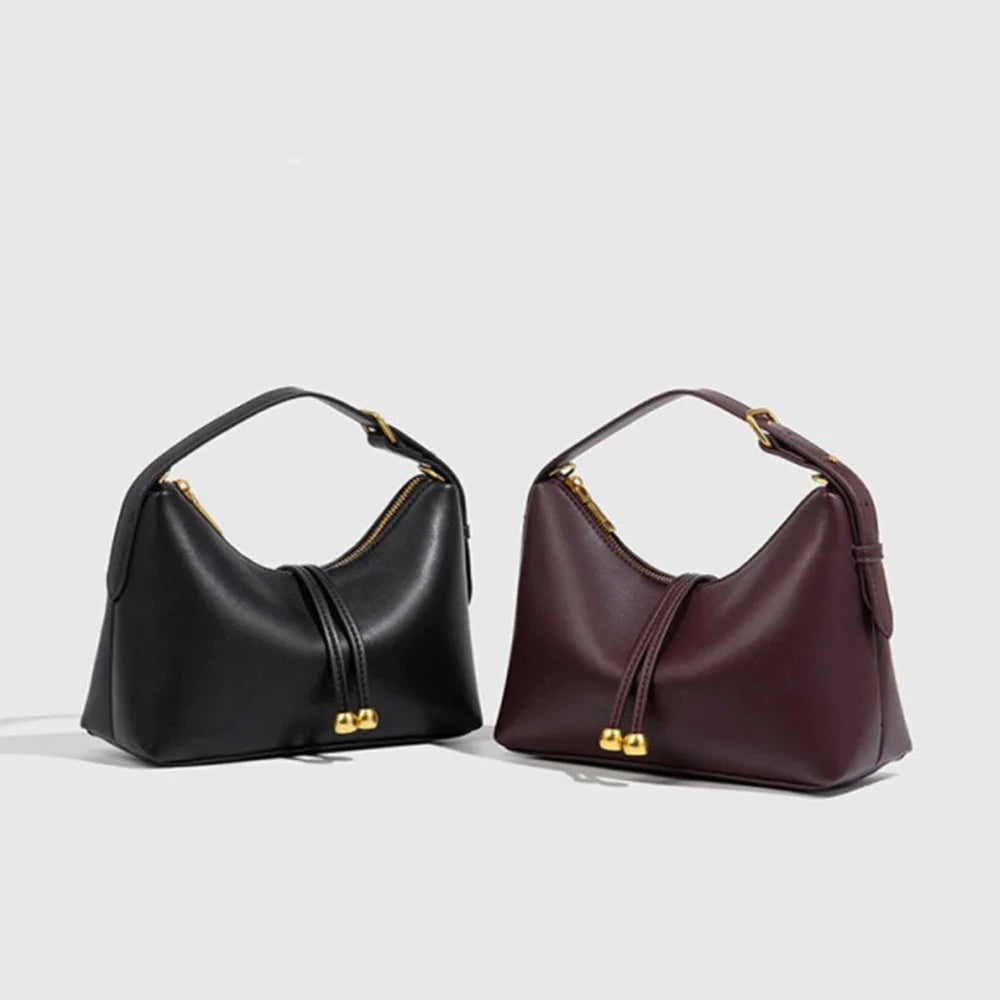 Deux coloris côte à côte, un hobo noir et un bordeaux profond, même anse courte à boucle dorée