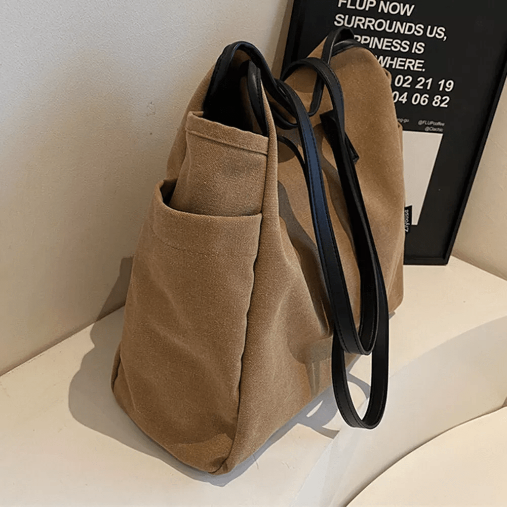Profil du cabas camel, soufflet latéral, poche extérieure et anses souples retombant sur le côté