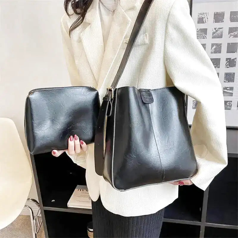 Portée à l'épaule sur une veste blanche, la version noire s'accompagne de sa pochette assortie