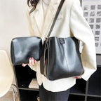 Portée à l'épaule sur une veste blanche, la version noire s'accompagne de sa pochette assortie