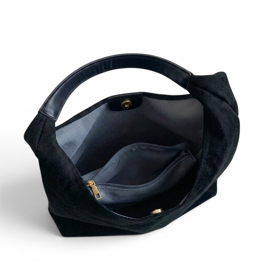 Intérieur gris du sac ouvert, poche zippée, poche plate et fermeture par bouton pression doré