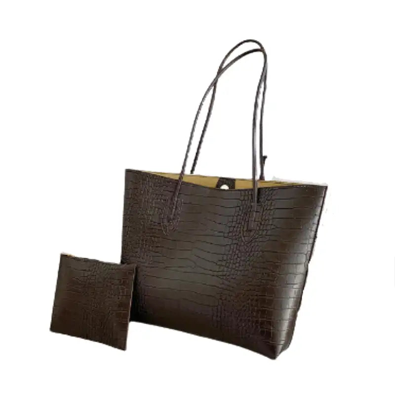 Ensemble marron chocolat à grain croco, cabas ouvert sur une doublure sable et petite pochette